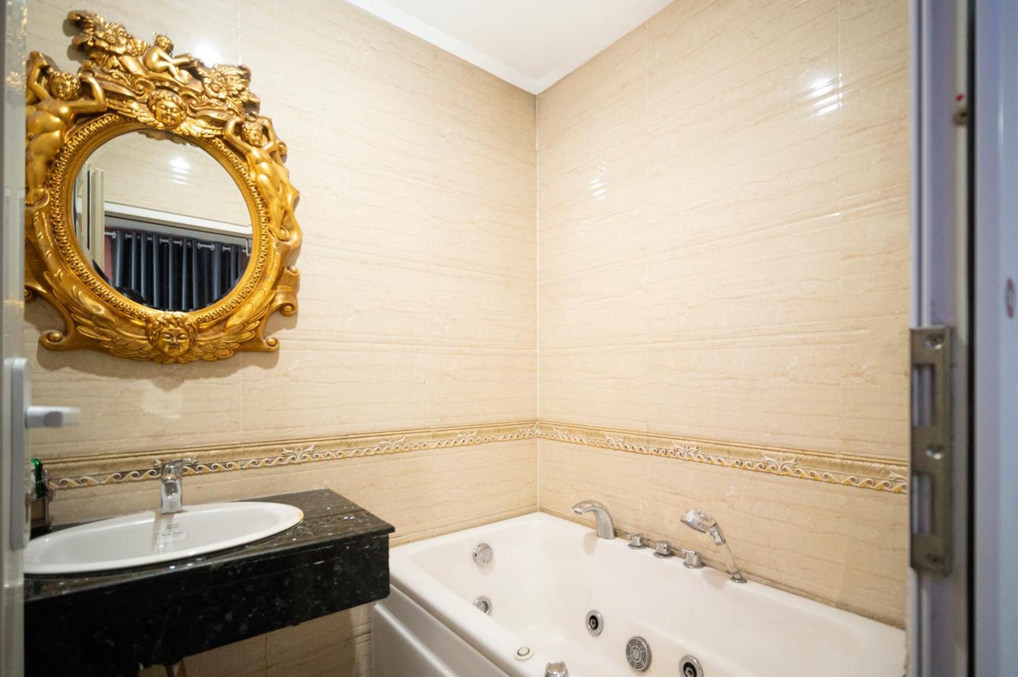Crowne Bui Vien Hotel 2*
